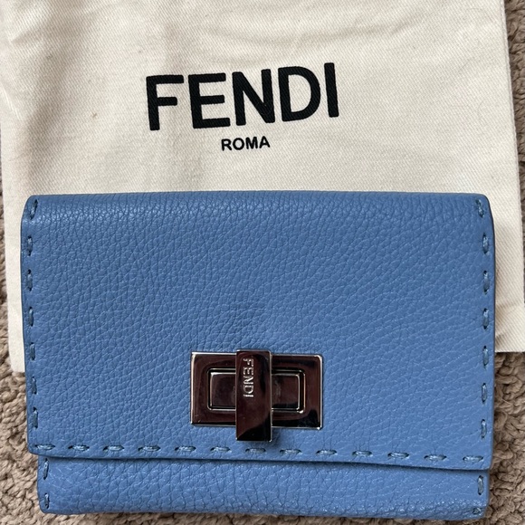 Fendi Selleria Peekaboo Medium wallet with oversized topstitching – Blue leather - Picture 2 of 8